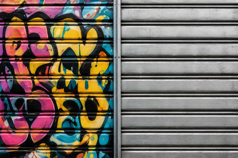 Puerta metálica con grafiti colorido