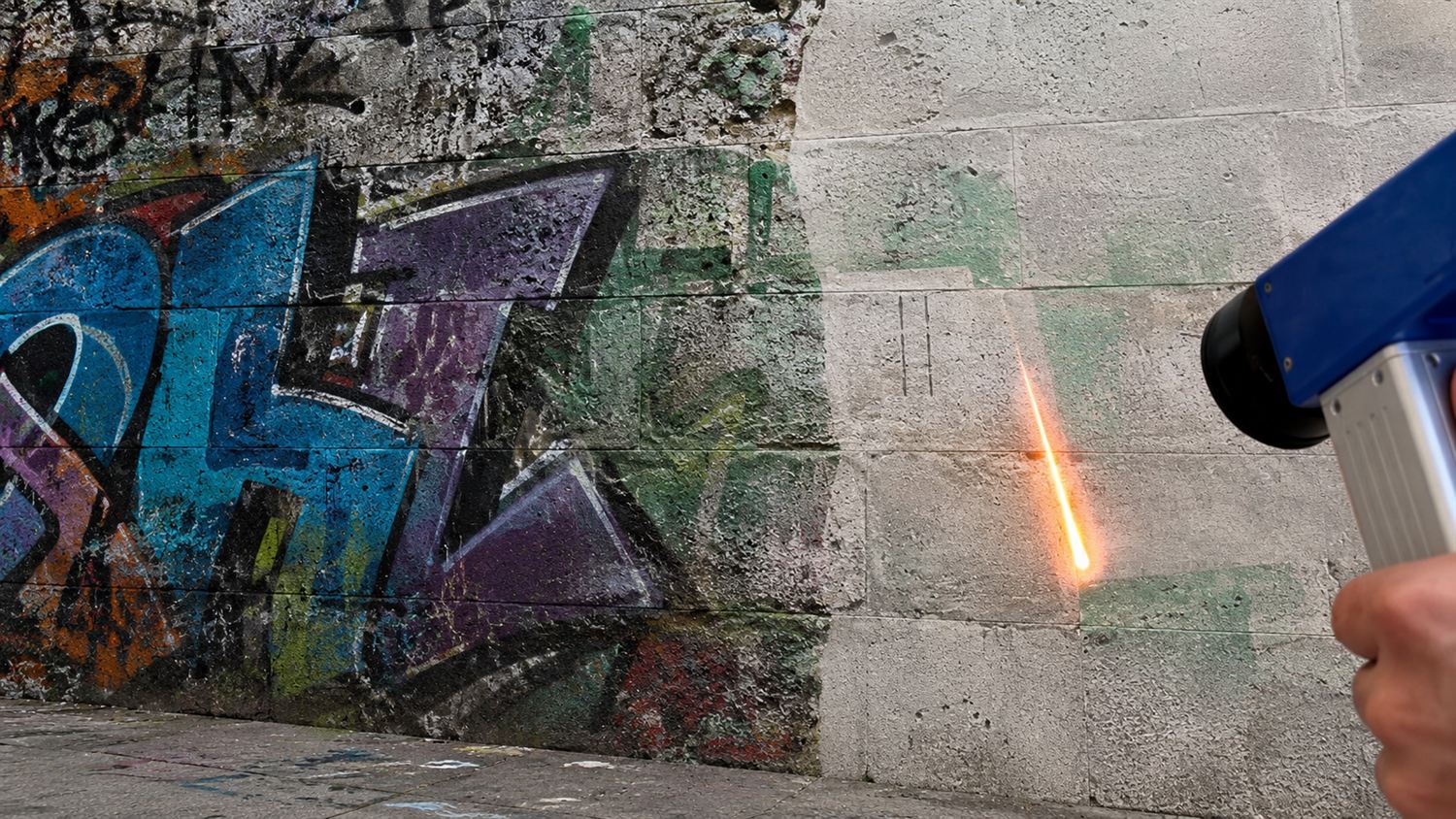 Láser eliminando un grafiti de un muro