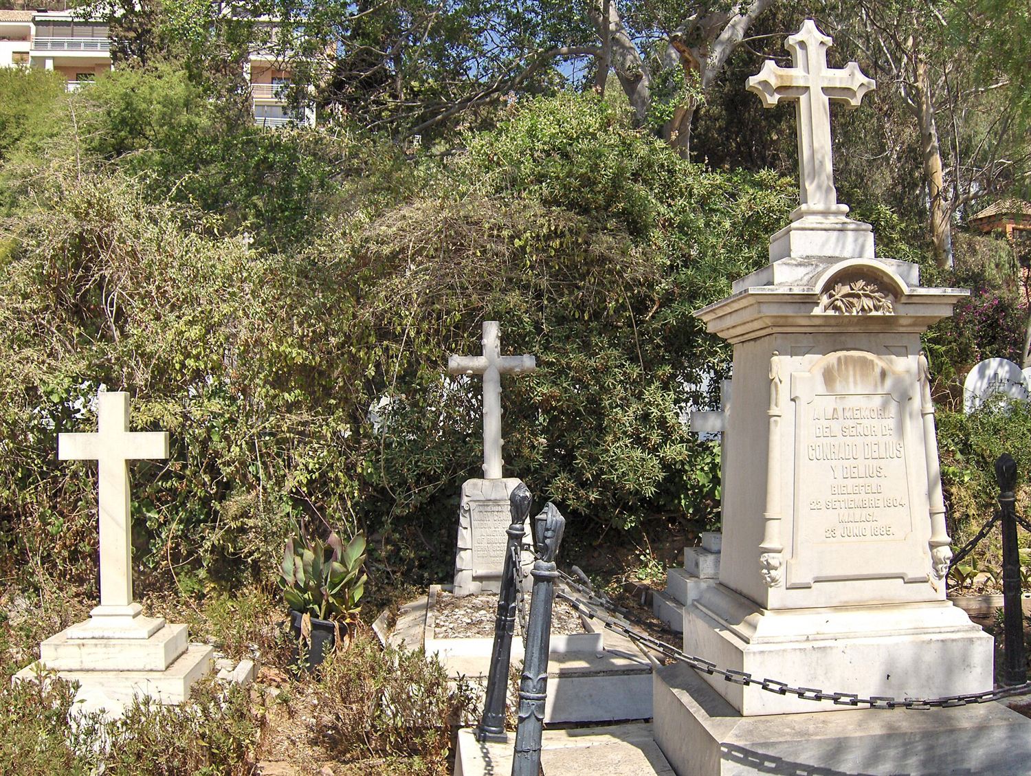Lápidas de mármol antiguas en un cementerio de Málaga