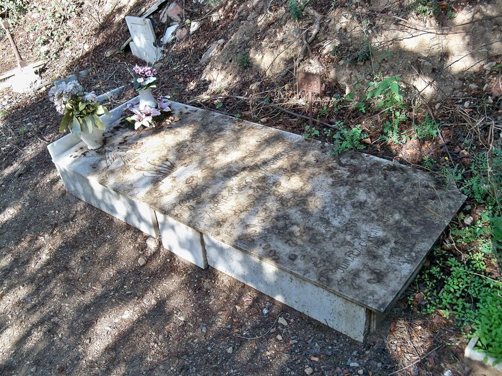 Losa de mármol ennegrecida y con líquenes en un cementerio de Málaga