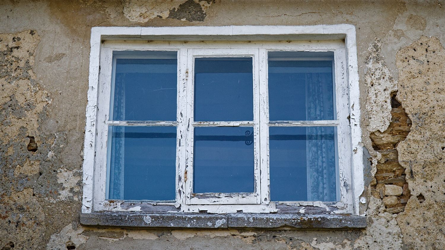 Ventana de madera antigua con la pintura descascarillada