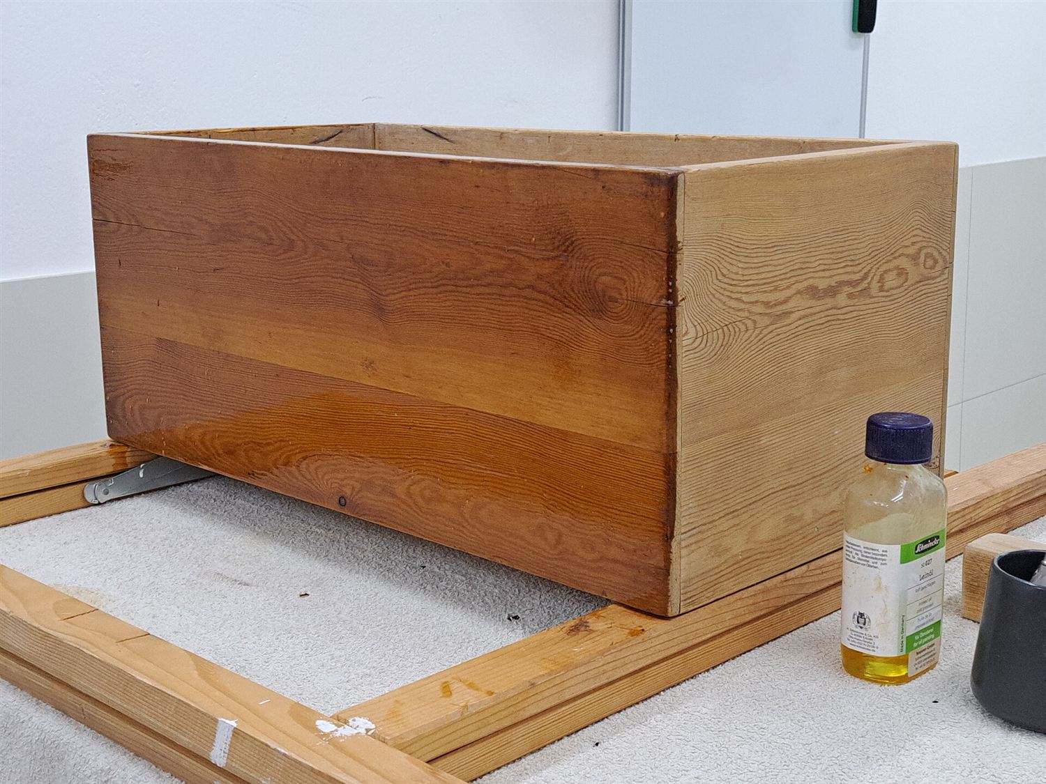 Mueble de madera maciza con la veta a la vista