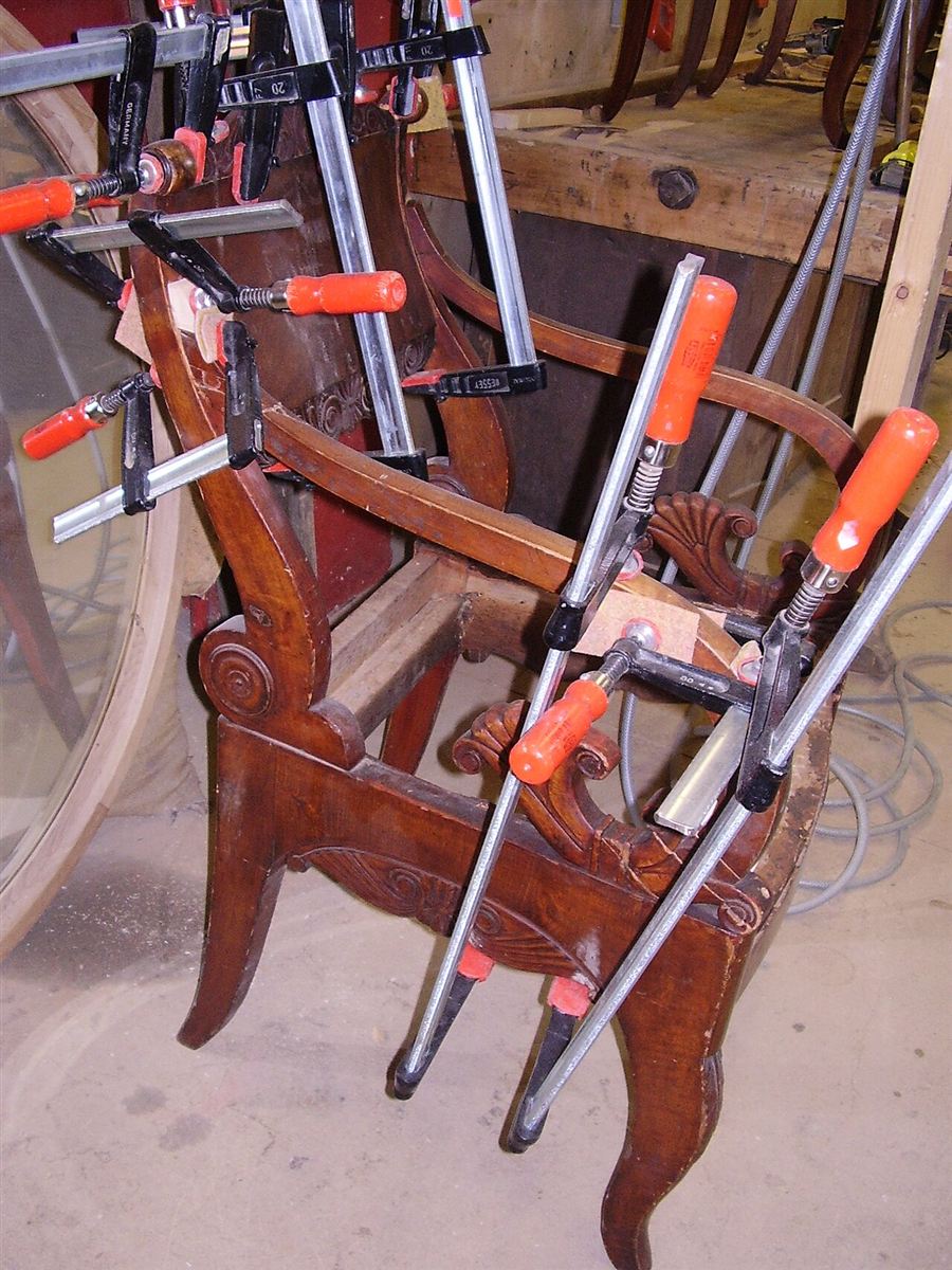 Silla antigua en restauración