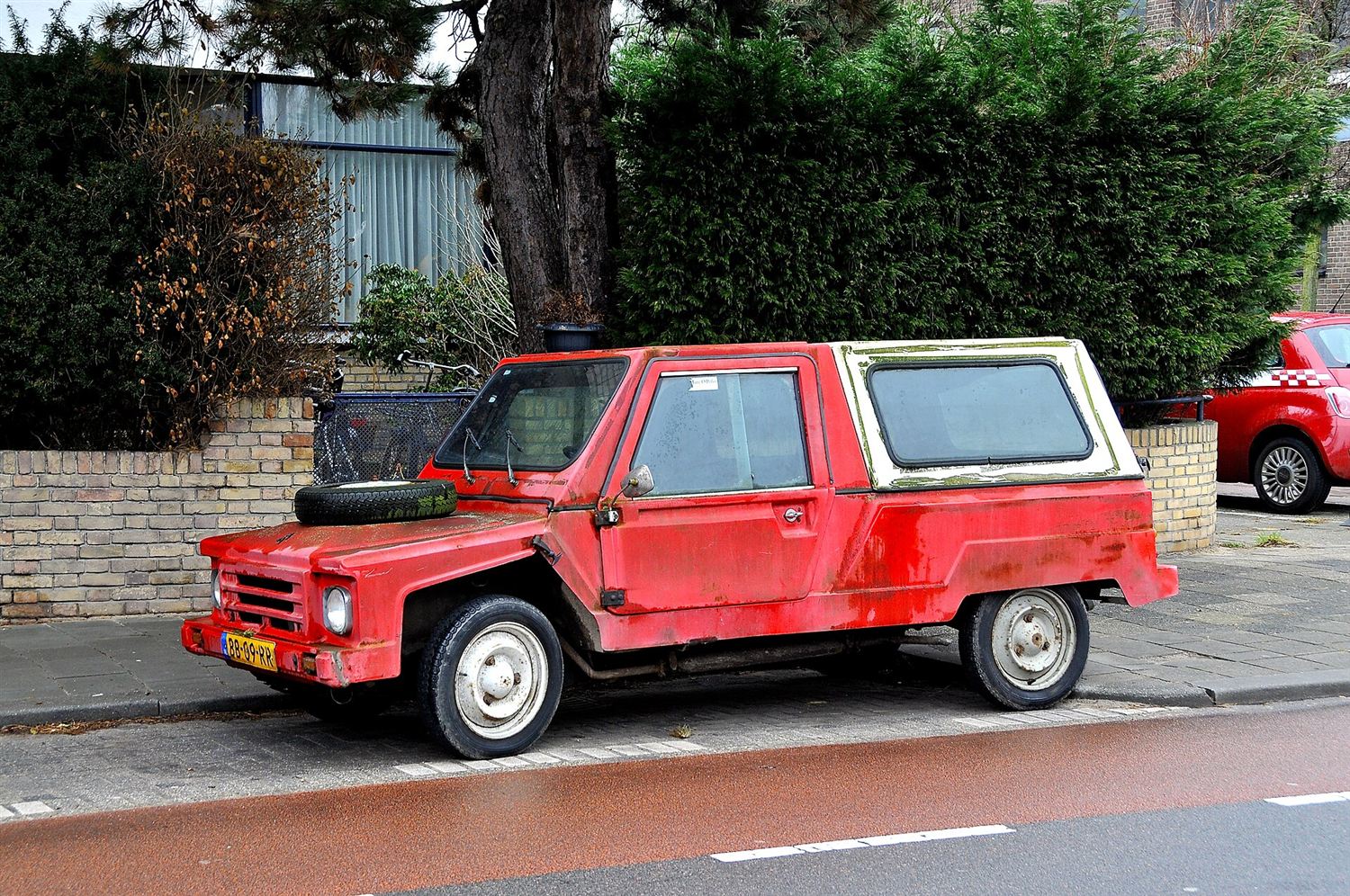Coche clásico con la pintura oxidada